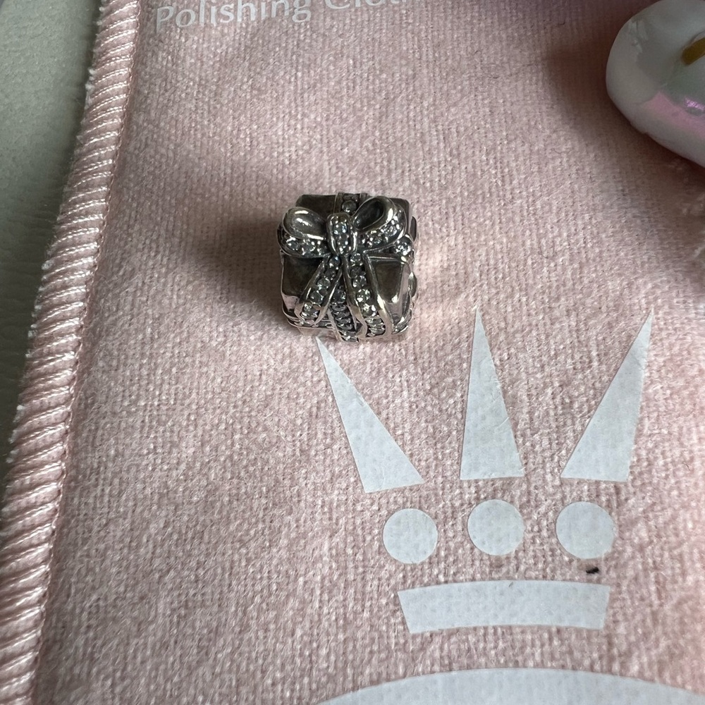 Pandora present charm